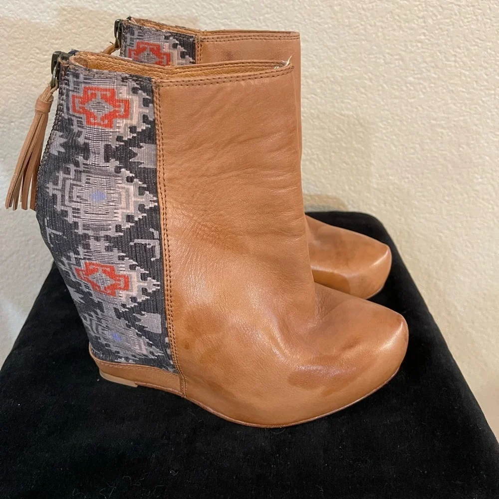 Ella Moss Janelle leather booties size 8M Aztec design